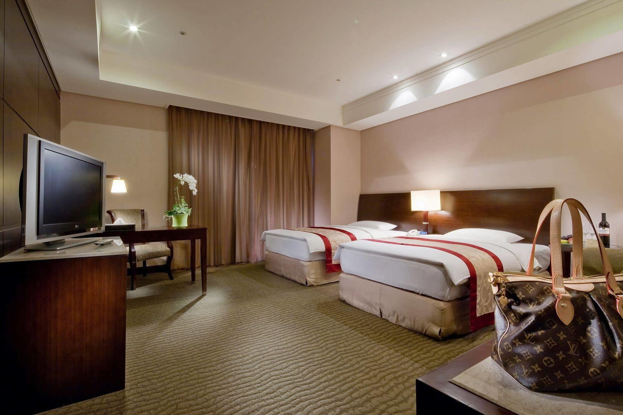 Queena Plaza Hotel Tainan Zewnętrze zdjęcie