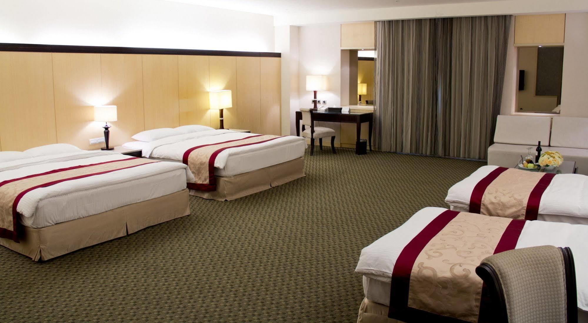 Queena Plaza Hotel Tainan Zewnętrze zdjęcie