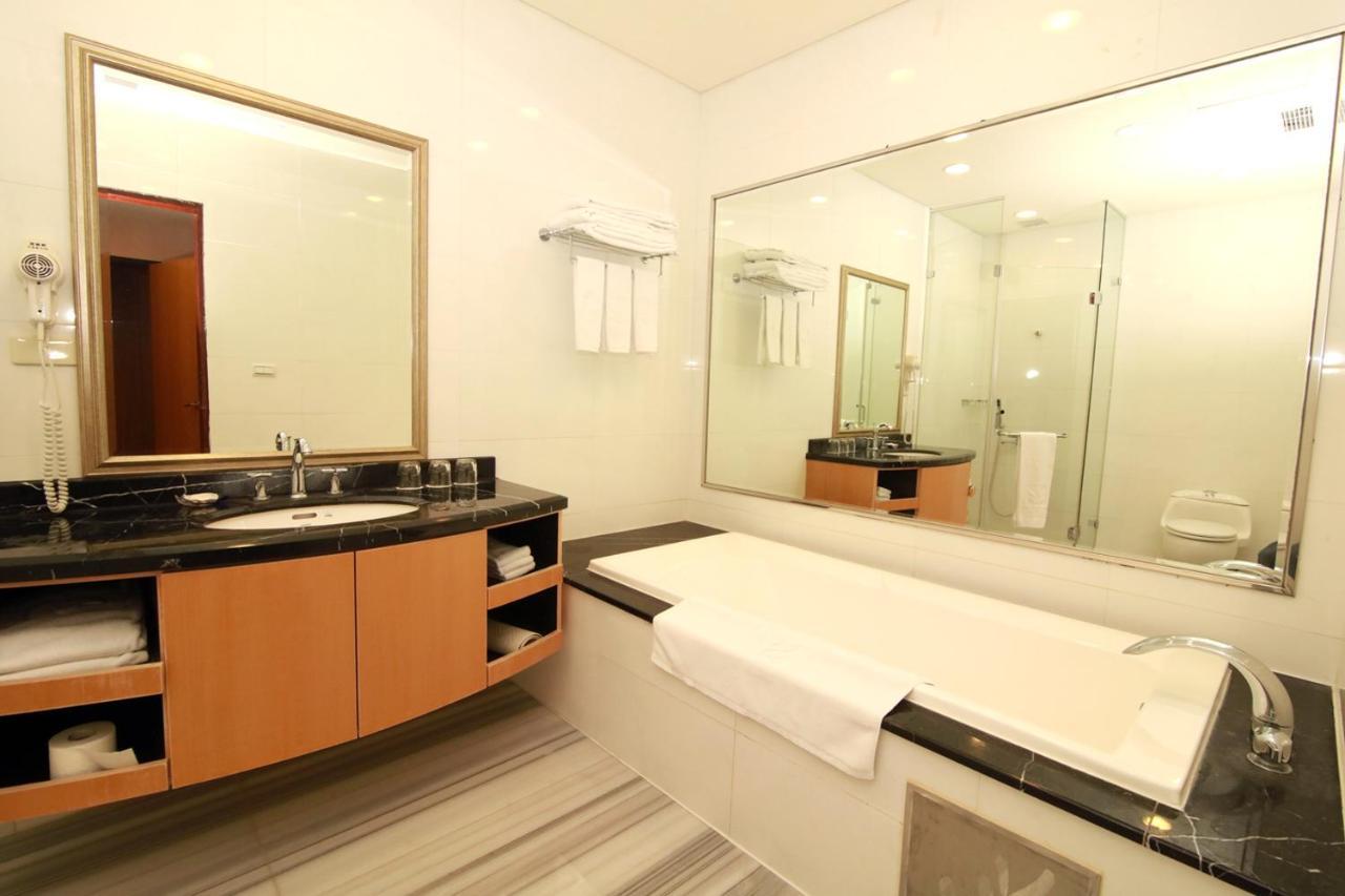 Queena Plaza Hotel Tainan Zewnętrze zdjęcie